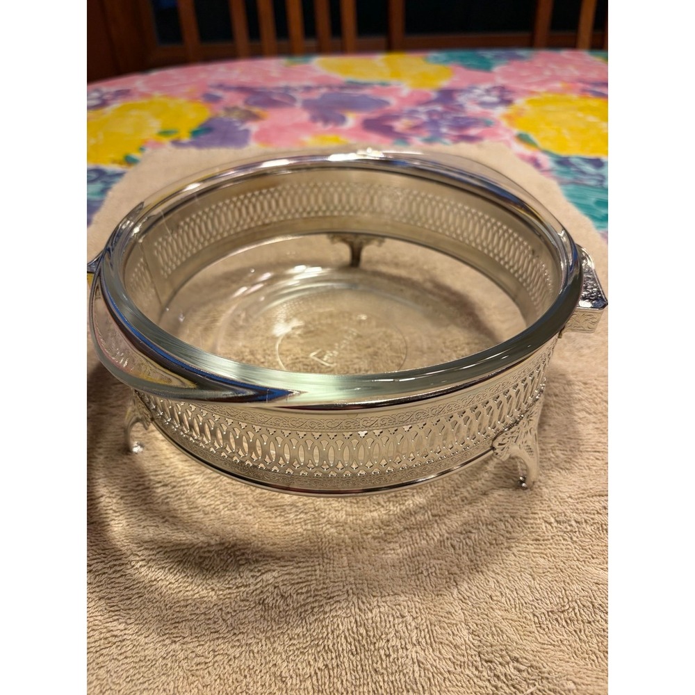 Bowl glass baked 1.5 quart casserole dish with silver